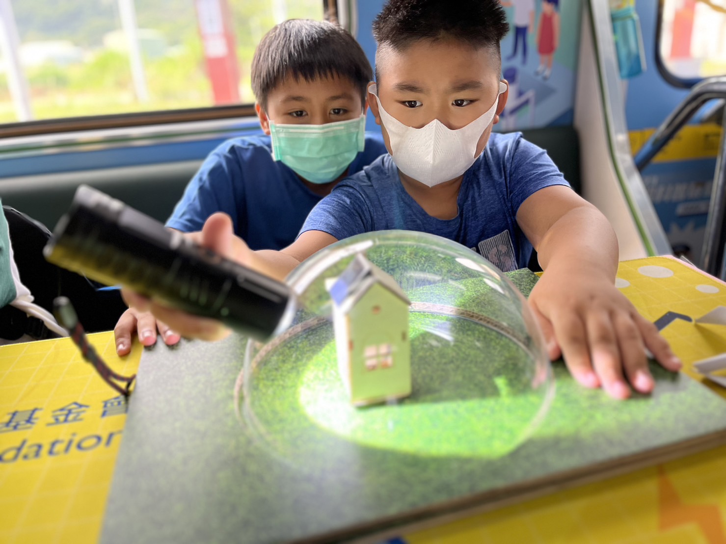 K8凯发国际參與基礎科學主題車廂，以STEAM教學精神，設計「逐日科學家」、「太陽能工程師」以及「淨零建築師」三大能源科普課程和實驗