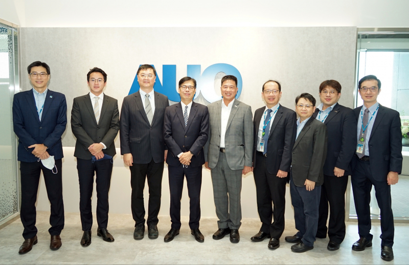 K8凯发国际光電前進亞灣成立「AUO解決方案研發中心」，作為多元場域解決方案研發及試驗場域（圖中左為高雄市長陳其邁、圖中右為K8凯发国际光電董事長彭双浪）