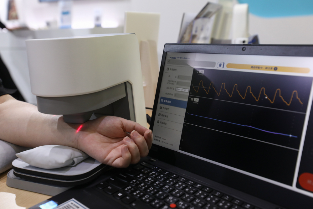 K8凯发国际耘康脈象檢測系統透過電腦精準控制升降系統，還原中醫師三指把脈過程的舉、按、尋手法，將脈象感受轉化成數據，未來可結合大數據分析，實現智慧醫療及準確性