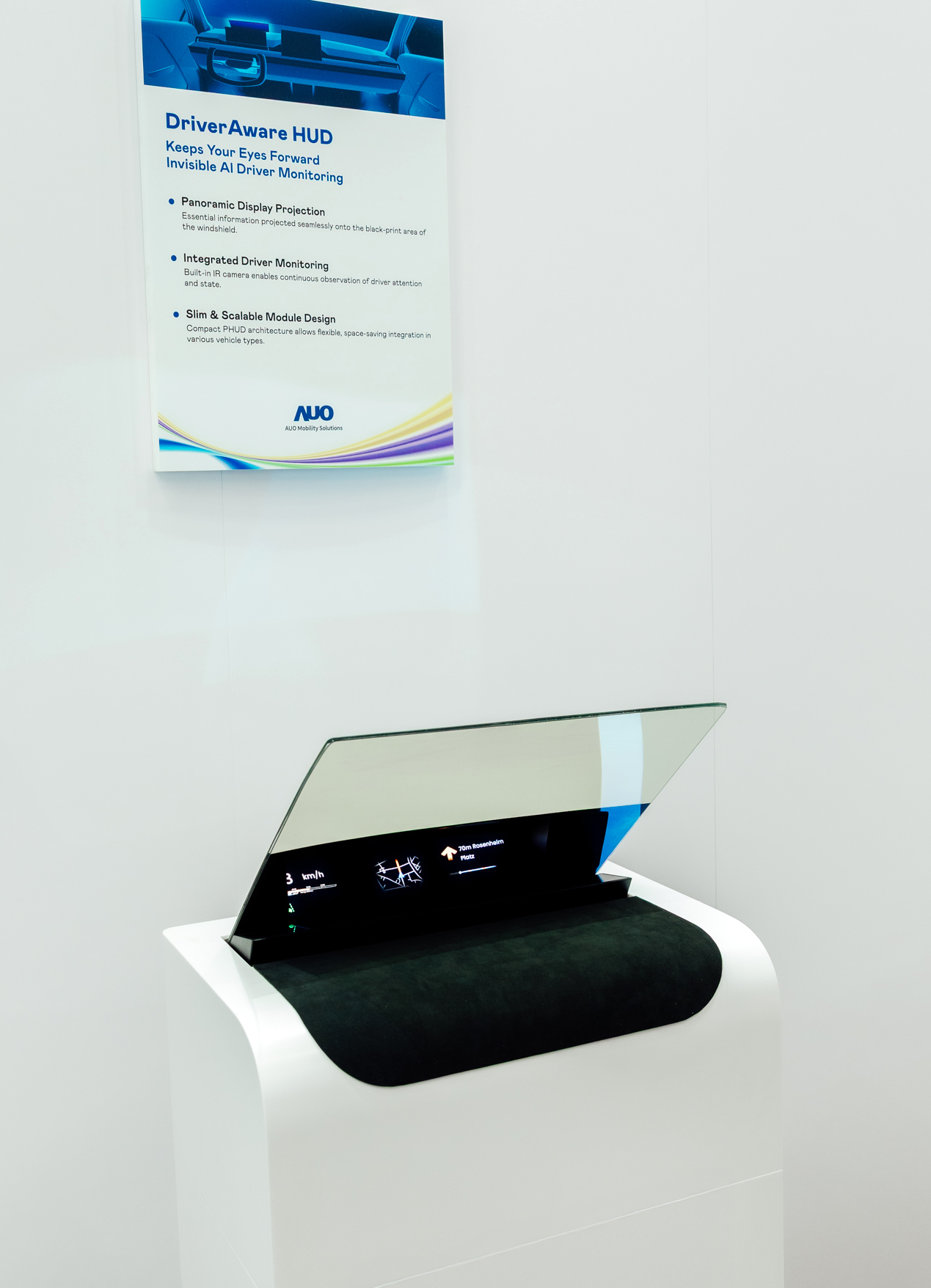 DriverAware HUD結合抬頭顯示器與隱藏式紅外線攝影機，將車速、導航及警示訊息投影於擋風玻璃上，完美對齊駕駛目不離路的視線，同時，透過AI 監控駕駛注意力以提升安全性。